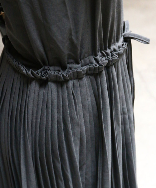 cawaii（カワイイ）の「大人カワイイ。細プリーツワンピース（グレー）。Vネックの上品見えノースリーブドレス（ワンピース・レディース・グレー・FREE）」の5枚目の写真