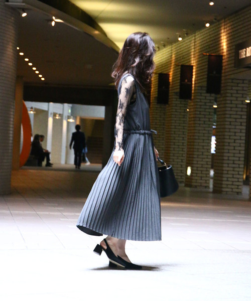 cawaii（カワイイ）の「大人カワイイ。細プリーツワンピース（グレー）。Vネックの上品見えノースリーブドレス（ワンピース・レディース・グレー・FREE）」の6枚目の写真