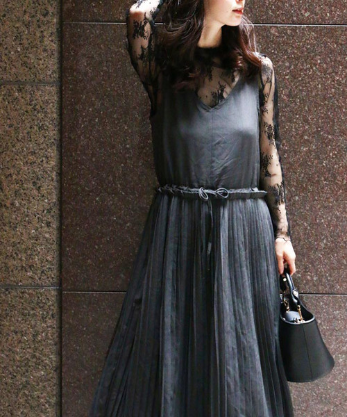 cawaii（カワイイ）の「大人カワイイ。細プリーツワンピース（グレー）。Vネックの上品見えノースリーブドレス（ワンピース・レディース・グレー・FREE）」の7枚目の写真