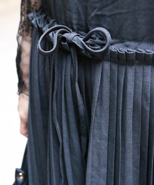 cawaii（カワイイ）の「大人カワイイ。細プリーツワンピース（グレー）。Vネックの上品見えノースリーブドレス（ワンピース・レディース・グレー・FREE）」の9枚目の写真