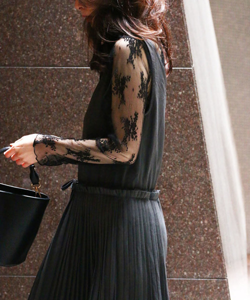 cawaii（カワイイ）の「大人カワイイ。細プリーツワンピース（グレー）。Vネックの上品見えノースリーブドレス（ワンピース・レディース・グレー・FREE）」の11枚目の写真