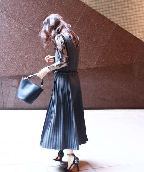 cawaii（カワイイ）の「大人カワイイ。細プリーツワンピース（グレー）。Vネックの上品見えノースリーブドレス（ワンピース・レディース・グレー・FREE）」の12枚目の写真