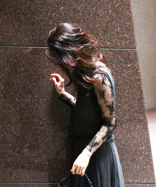 cawaii（カワイイ）の「大人カワイイ。細プリーツワンピース（グレー）。Vネックの上品見えノースリーブドレス（ワンピース・レディース・グレー・FREE）」の16枚目の写真