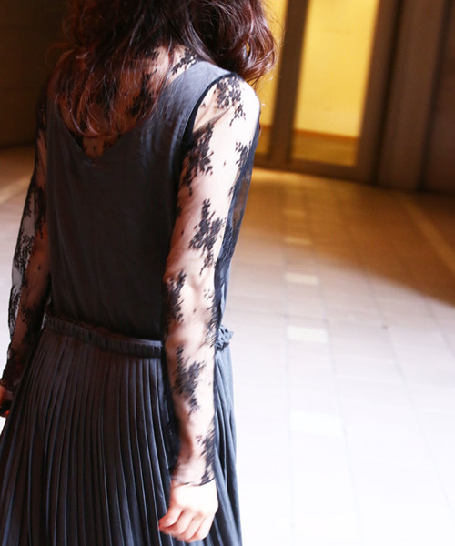 cawaii（カワイイ）の「大人カワイイ。細プリーツワンピース（グレー）。Vネックの上品見えノースリーブドレス（ワンピース・レディース・グレー・FREE）」の18枚目の写真