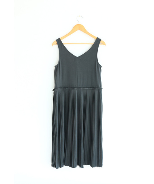 cawaii（カワイイ）の「大人カワイイ。細プリーツワンピース（グレー）。Vネックの上品見えノースリーブドレス（ワンピース・レディース・グレー・FREE）」の20枚目の写真