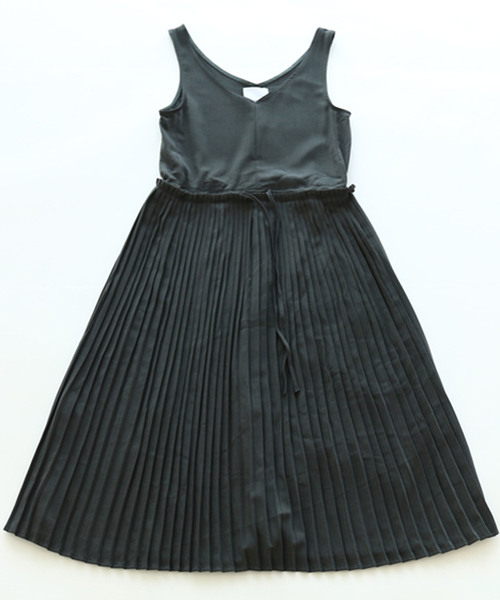 cawaii（カワイイ）の「大人カワイイ。細プリーツワンピース（グレー）。Vネックの上品見えノースリーブドレス（ワンピース・レディース・グレー・FREE）」の21枚目の写真