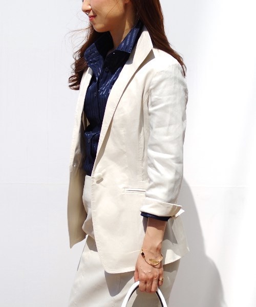 NARACAMICIE（ナラカミーチェ）の「【セットアップスーツ対応】麻ストレッチ七分袖スタンドカラージャケット（スーツジャケット・レディース・ベージュ/ホワイト/ネイビー・MEDIUM/SMALL/LARGE）」の7枚目の写真