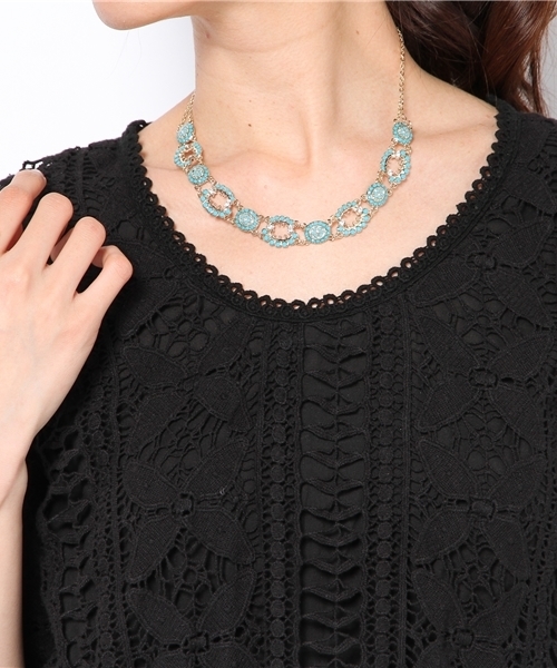 BEAUTY&YOUTH UNITED ARROWS（ビューティーアンドユースユナイテッドアローズ）の「BYSF エスニックフラワーショートネックレス：◆（ネックレス・レディース・オフホワイト/ターコイズブルー/グレー・フリー）」の4枚目の写真