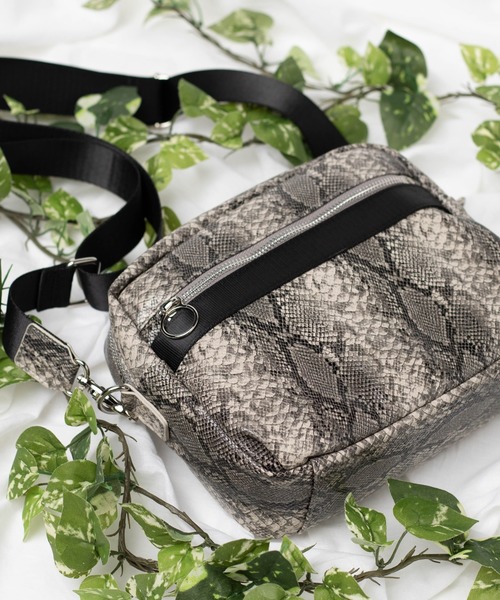 WEGO（ウィゴー）の「WEGO/リングポイントフェイクレザーミニショルダーバッグ（ショルダーバッグ・レディース・ホワイト/ブラック/ベージュ/その他1/その他2・FREE）」の5枚目の写真