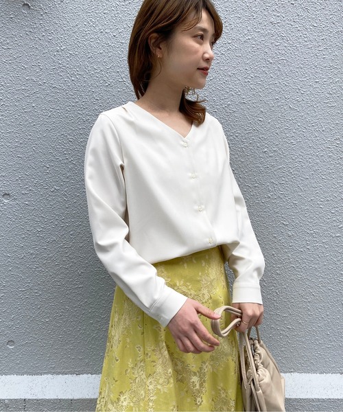 BE NEAT（ビーニート）の「【日本製】Vネックカーディガン風シャツ（シャツ/ブラウス・レディース・オフホワイト/イエロー・M）」の2枚目の写真