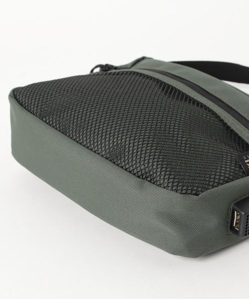 Blue Standard （ブルースタンダード）の「ＵＳＢ　ポートショルダーバッグ　テフロン加工　撥水　防汚の機能付き（ショルダーバッグ・メンズ・ブラック/ベージュ/カーキ・FREE）」の4枚目の写真