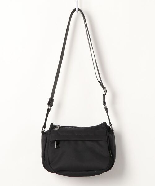 Y'SACCS（イザック）の「<Y’SACCS vous et> シンプルショルダー Sサイズ（ショルダーバッグ・レディース・レッド/グレイッシュベージュ/ネイビー/ブラック・FREE）」の2枚目の写真