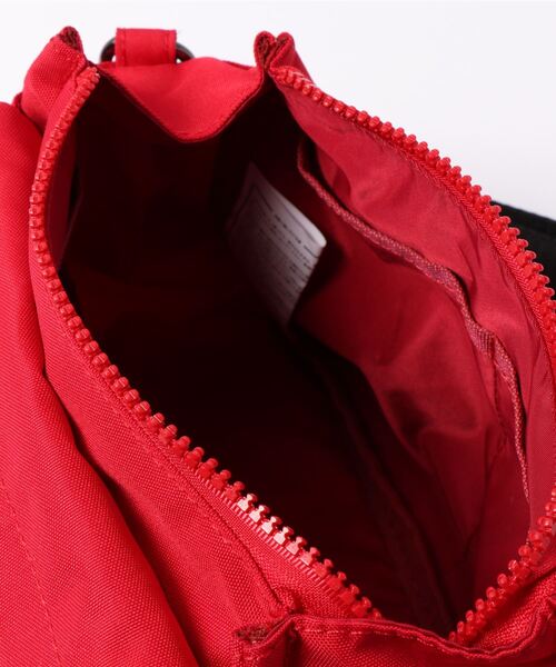 Y'SACCS（イザック）の「<Y’SACCS vous et> シンプルショルダー Sサイズ（ショルダーバッグ・レディース・レッド/グレイッシュベージュ/ネイビー/ブラック・FREE）」の5枚目の写真
