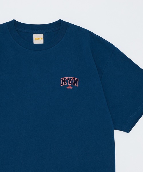 WHO'S WHO gallery（フーズフーギャラリー）の「【KOOKY'N/クーキー】フロッキーミニカレッジTEE（Tシャツ/カットソー・メンズ・ホワイト/アッシュグレー/ブラック/ブルー/グリーン・FREE）」の7枚目の写真