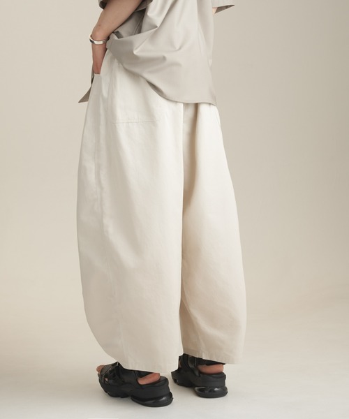 ADRER（アドラー）の「【ADRER】loose silhouette easy balloon pants/ルーズシルエットイージーバルーンパンツ（その他パンツ・メンズ・ホワイト/ブラック×カーキ・SMALL/MEDIUM/LARGE/X-SMALL）」の4枚目の写真