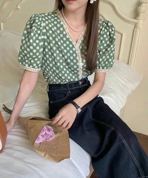 Jewelobe（ジュエローブ）の「花刺繍Vネックブラウス（シャツ/ブラウス・レディース・オレンジ/グリーン/ブラック・FREE）」の2枚目の写真