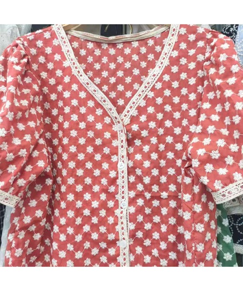 Jewelobe（ジュエローブ）の「花刺繍Vネックブラウス（シャツ/ブラウス・レディース・オレンジ/グリーン/ブラック・FREE）」の9枚目の写真