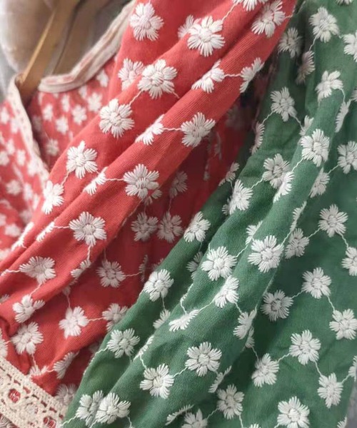 Jewelobe（ジュエローブ）の「花刺繍Vネックブラウス（シャツ/ブラウス・レディース・オレンジ/グリーン/ブラック・FREE）」の5枚目の写真