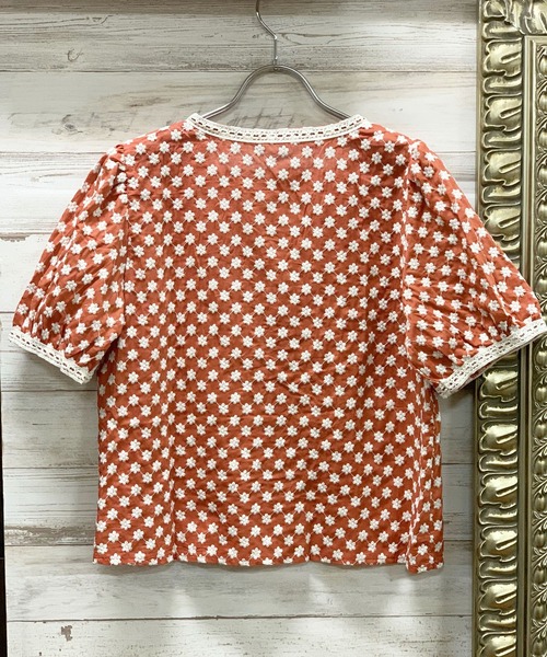 Jewelobe（ジュエローブ）の「花刺繍Vネックブラウス（シャツ/ブラウス・レディース・オレンジ/グリーン/ブラック・FREE）」の14枚目の写真