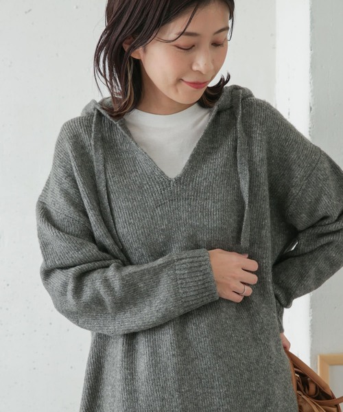URBAN RESEARCH DOORS(アーバンリサーチドアーズ)の「フードプルオーバーニット(ニット/セーター・レディース・ベージュ/グレー・ONE)」の3枚目の写真