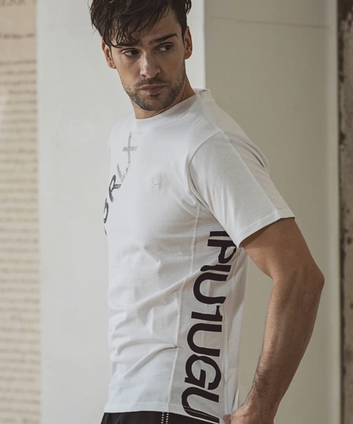 1piu1uguale3 RELAX（ウノピュウノウグァーレトレリラックス）の「【別注】1PIU1UGUALE3 RELAX/ウノピゥ ウノ ウグァーレ トレ リラックス/ランダムラインストーン ロゴTシャツ（Tシャツ/カットソー・メンズ・ホワイト/ブラック・SMALL/MEDIUM/LARGE/X-LARGE/XX-LARGE）」の3枚目の写真