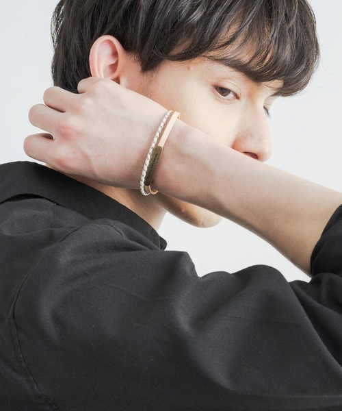 Rocky Monroe(ロッキーモンロー)の「本革プレート編み込み2連レザーブレスレット(ブレスレット・メンズ・ホワイト/ブラック/ブラウン・FREE)」の4枚目の写真