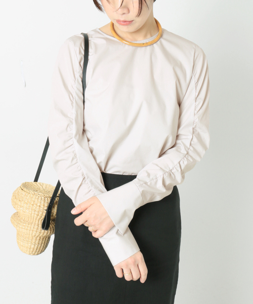 journal standard L'essage(ジャーナルスタンダードレサージュ)の「ギャザークルーブラウス(シャツ/ブラウス・レディース・ホワイト/ブラック/グレー・FREE)」の1枚目の写真