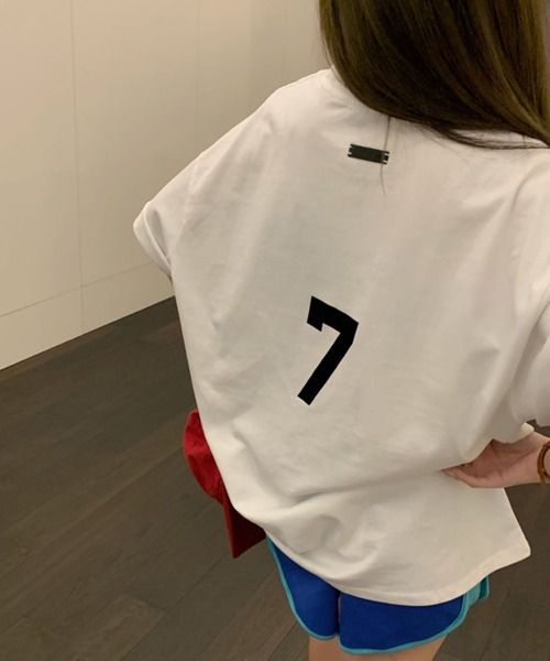 meJane(ミージェーン)の「7ナンバリングバックプリントロゴ大人ハンサムTシャツ【ZOZOTOWN限定】(Tシャツ/カットソー・レディース・ホワイト/ブラック/グレイッシュベージュ・FREE)」の1枚目の写真