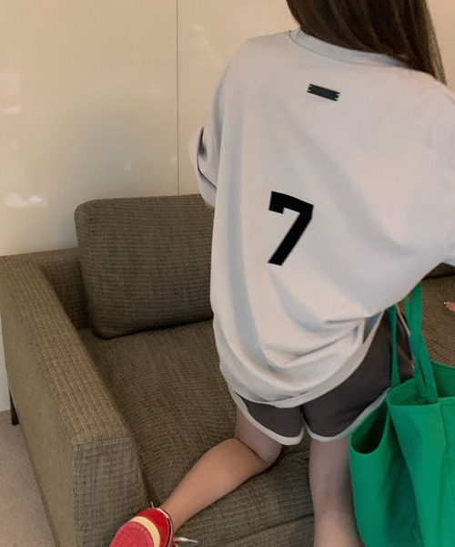 meJane(ミージェーン)の「7ナンバリングバックプリントロゴ大人ハンサムTシャツ【ZOZOTOWN限定】(Tシャツ/カットソー・レディース・ホワイト/ブラック/グレイッシュベージュ・FREE)」の3枚目の写真