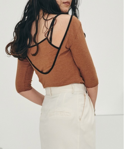 HANNE(アン)の「バックオープンレーヤードカットソー(Tシャツ/カットソー・レディース・ホワイト/ブラック/ブラウン・フリー)」の3枚目の写真