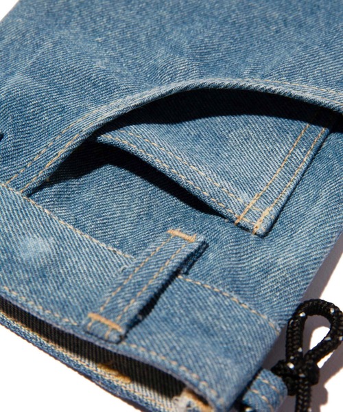 glamb(グラム)の「Denim Sacoche Bag / デニムサコッシュバッグ(ボディバッグ/ウエストポーチ・メンズ・ライトインディゴブルー・FREE)」の4枚目の写真