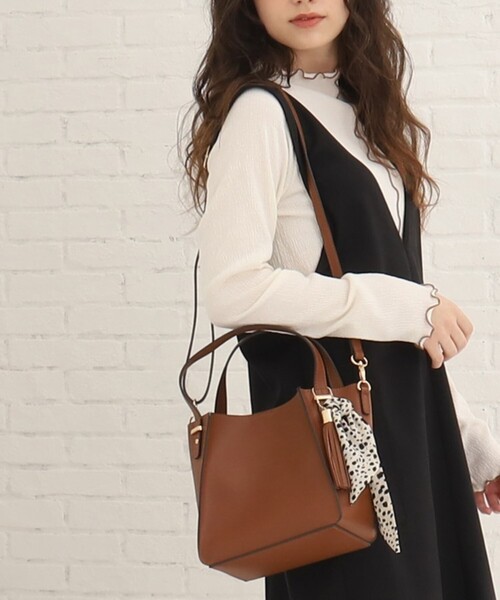 SHOO・LA・RUE（シューラルー）の「◆【2way】高見え！スカーフ付き一枚革風トート（ショルダーバッグ・レディース・ブラック/グレー/キャメル/レッド系1・00）」の3枚目の写真