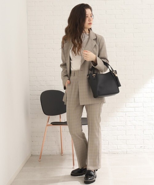 SHOO・LA・RUE（シューラルー）の「◆【2way】高見え！スカーフ付き一枚革風トート（ショルダーバッグ・レディース・ブラック/グレー/キャメル/レッド系1・00）」の2枚目の写真