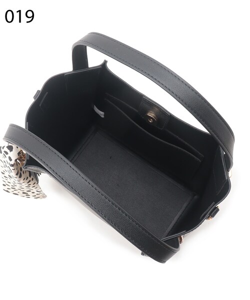 SHOO・LA・RUE（シューラルー）の「◆【2way】高見え！スカーフ付き一枚革風トート（ショルダーバッグ・レディース・ブラック/グレー/キャメル/レッド系1・00）」の10枚目の写真