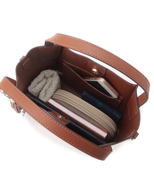 SHOO・LA・RUE（シューラルー）の「◆【2way】高見え！スカーフ付き一枚革風トート（ショルダーバッグ・レディース・ブラック/グレー/キャメル/レッド系1・00）」の13枚目の写真