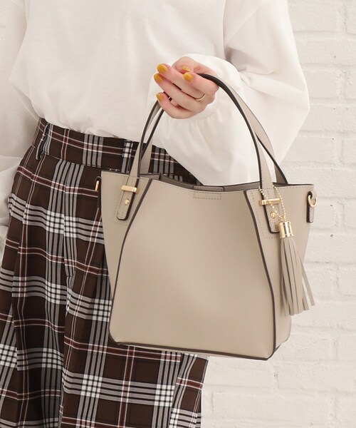 SHOO・LA・RUE（シューラルー）の「◆【2way】高見え！スカーフ付き一枚革風トート（ショルダーバッグ・レディース・ブラック/グレー/キャメル/レッド系1・00）」の15枚目の写真