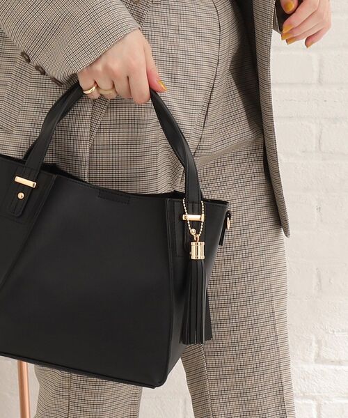 SHOO・LA・RUE（シューラルー）の「◆【2way】高見え！スカーフ付き一枚革風トート（ショルダーバッグ・レディース・ブラック/グレー/キャメル/レッド系1・00）」の18枚目の写真