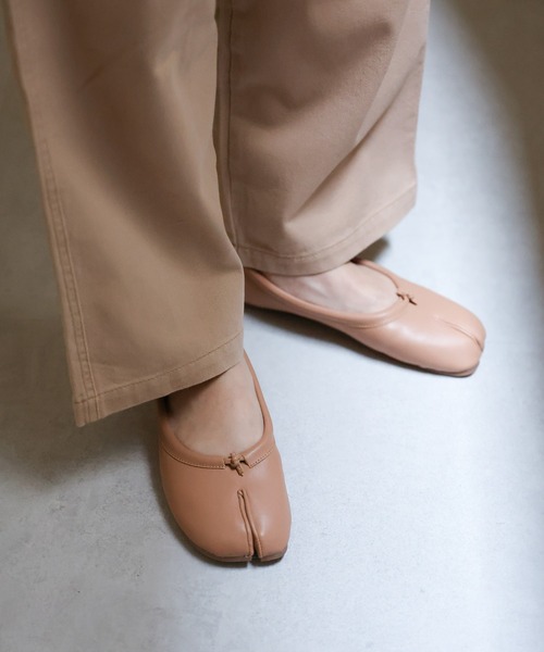 sakishimatokyo（サキシマトーキョー）の「タビパンプス / 足袋パンプス/足袋バレエシューズ（バレエシューズ・レディース・ベージュ/ブラウン/ブラック/オフホワイト/シルバー/グレイッシュベージュ・S/M/L）」の4枚目の写真