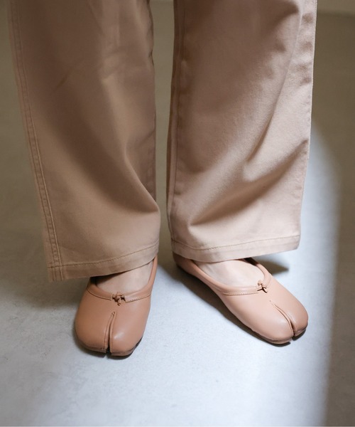 sakishimatokyo（サキシマトーキョー）の「タビパンプス / 足袋パンプス/足袋バレエシューズ（バレエシューズ・レディース・ベージュ/ブラウン/ブラック/オフホワイト/シルバー/グレイッシュベージュ・S/M/L）」の13枚目の写真
