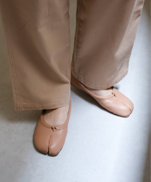 sakishimatokyo（サキシマトーキョー）の「タビパンプス / 足袋パンプス/足袋バレエシューズ（バレエシューズ・レディース・ベージュ/ブラウン/ブラック/オフホワイト/シルバー/グレイッシュベージュ・S/M/L）」の14枚目の写真