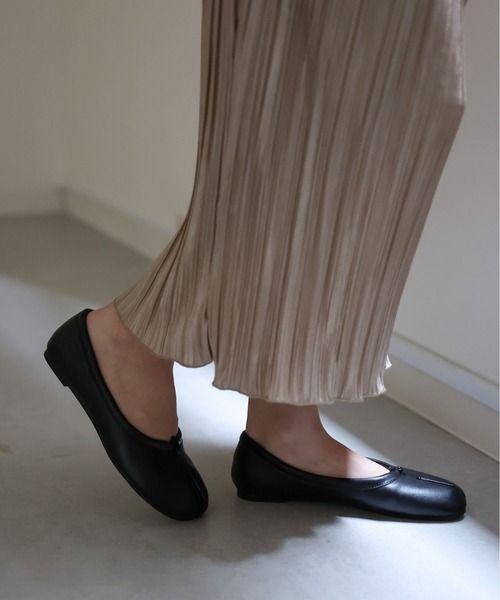 sakishimatokyo（サキシマトーキョー）の「タビパンプス / 足袋パンプス/足袋バレエシューズ（バレエシューズ・レディース・ベージュ/ブラウン/ブラック/オフホワイト/シルバー/グレイッシュベージュ・S/M/L）」の7枚目の写真