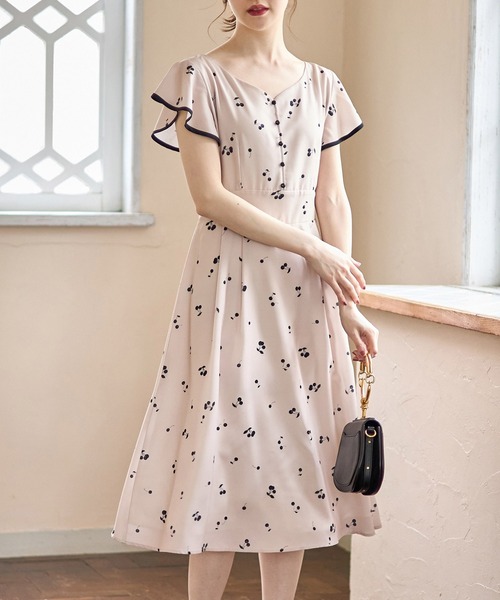 tocco closet(トッコ クローゼット)の「配色ライン入りフレアスリーブチェリープリントワンピース(ワンピース・レディース・ベージュ/オフホワイト・M)」の2枚目の写真