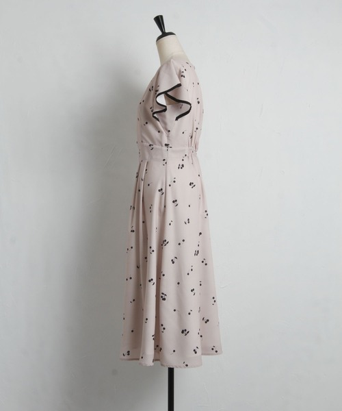 tocco closet(トッコ クローゼット)の「配色ライン入りフレアスリーブチェリープリントワンピース(ワンピース・レディース・ベージュ/オフホワイト・M)」の7枚目の写真
