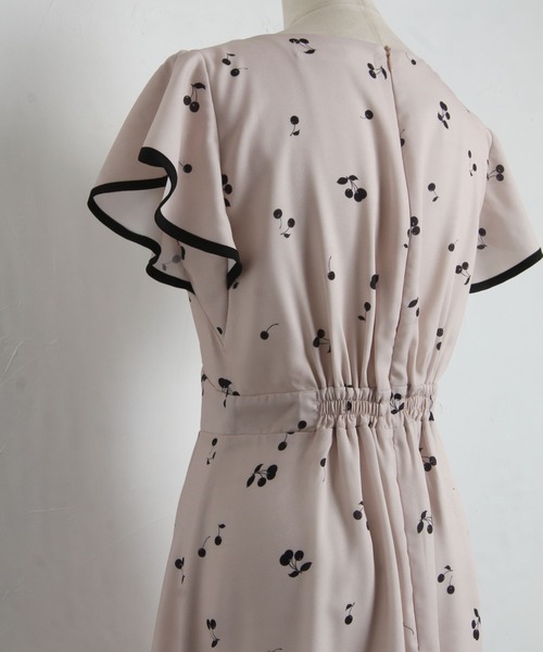 tocco closet(トッコ クローゼット)の「配色ライン入りフレアスリーブチェリープリントワンピース(ワンピース・レディース・ベージュ/オフホワイト・M)」の14枚目の写真
