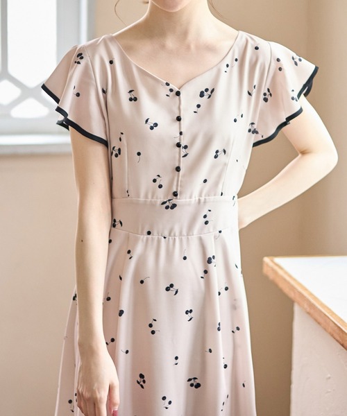 tocco closet(トッコ クローゼット)の「配色ライン入りフレアスリーブチェリープリントワンピース(ワンピース・レディース・ベージュ/オフホワイト・M)」の4枚目の写真