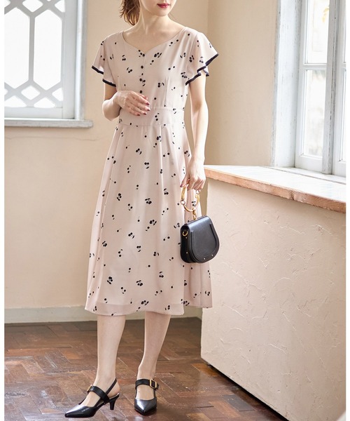 tocco closet(トッコ クローゼット)の「配色ライン入りフレアスリーブチェリープリントワンピース(ワンピース・レディース・ベージュ/オフホワイト・M)」の10枚目の写真
