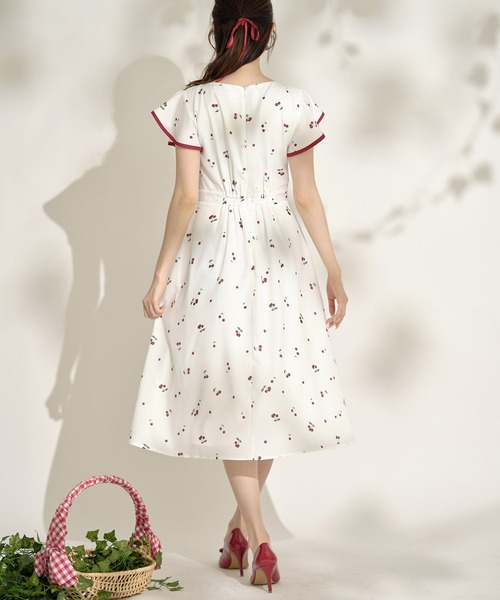 tocco closet(トッコ クローゼット)の「配色ライン入りフレアスリーブチェリープリントワンピース(ワンピース・レディース・ベージュ/オフホワイト・M)」の6枚目の写真