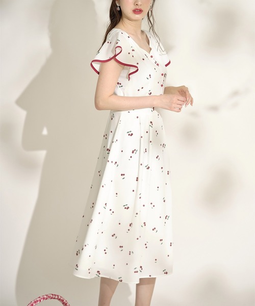tocco closet(トッコ クローゼット)の「配色ライン入りフレアスリーブチェリープリントワンピース(ワンピース・レディース・ベージュ/オフホワイト・M)」の21枚目の写真