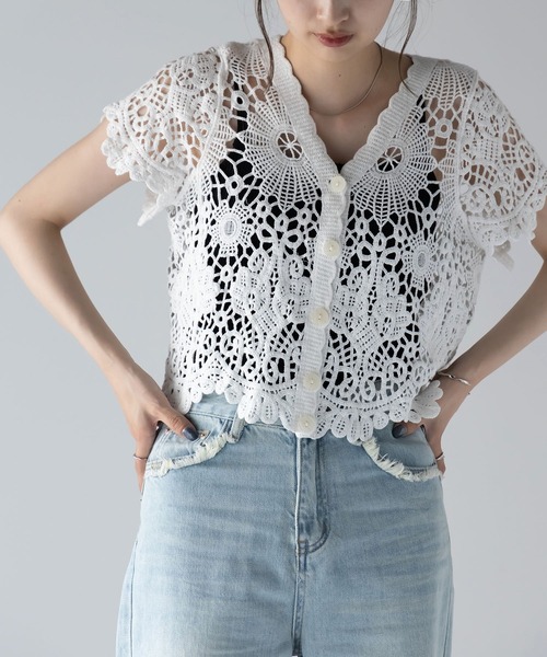 me+em select（ミームセレクト）の「花柄レーススカラップ半袖カーディガン（カーディガン/ボレロ・レディース・ホワイト/ベージュ・FREE）」の2枚目の写真