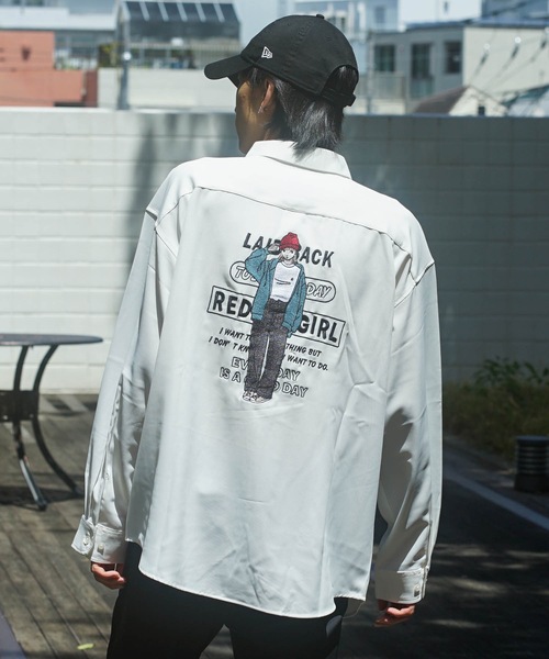 Red Cap Girl(レッドキャプガール)の「【UNIIT/ユニット】【RED CAP GIRL/レッドキャップガール】UNIIT×RED CAP GIRL コラボ ナチュラル ストレッチ ルーズシルエット バックプリント シャツ(シャツ/ブラウス・メンズ・ホワイト系その他/ブルー/チャコールグレー/ホワイト/ベージュ系その他/グレー系その他・MEDIUM/LARGE)」の2枚目の写真